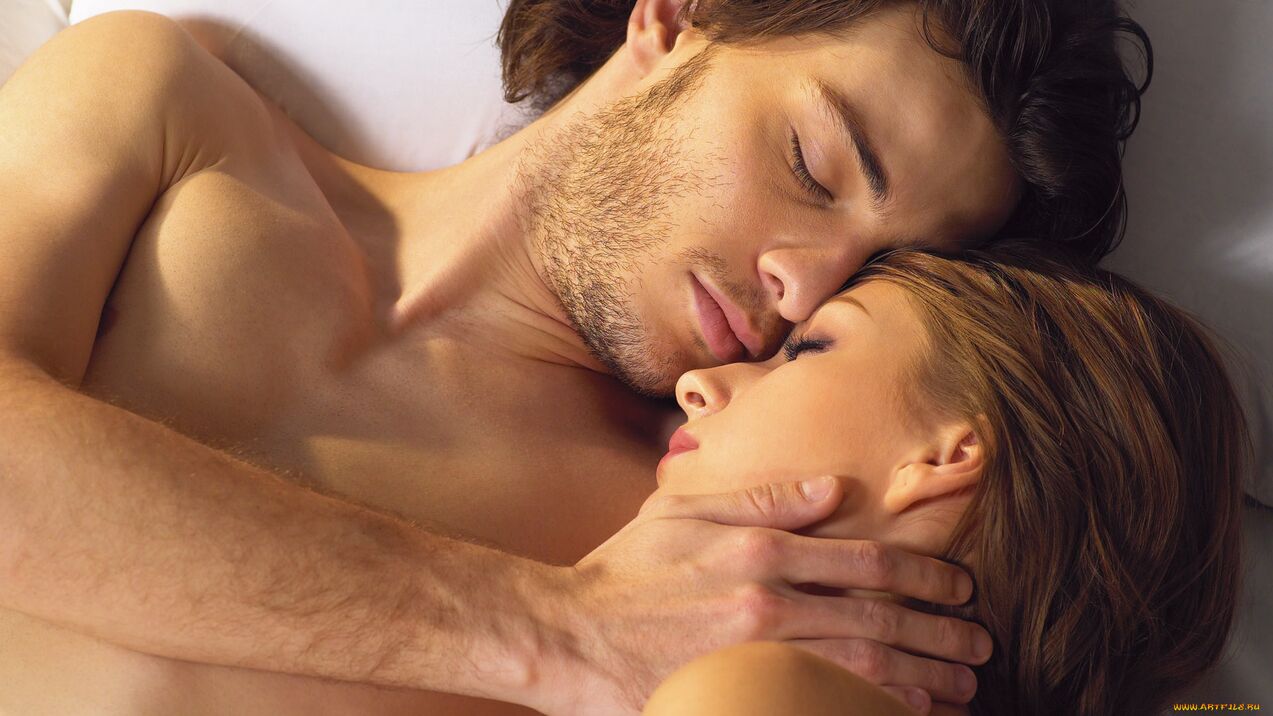 Femme au lit avec un homme utilisant des produits pour améliorer la puissance.